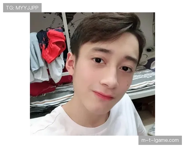 练俊杰训练完直接啃鸡腿？这自律和放纵切换也太真实了