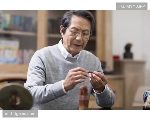 鲍春来退役后这松弛感谁懂啊，当年赛场上的冷面杀手现在晒着太阳喝咖啡